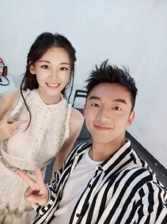 苗苗郑恺最新官宣 0597734eca4041bda1cee20ac857b4fe.jpeg