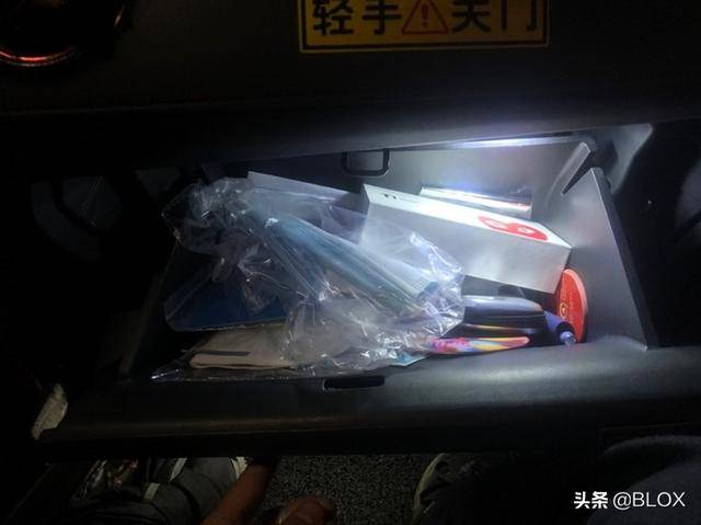 移植k5手套箱灯,忽略乱七八糟的杂物.