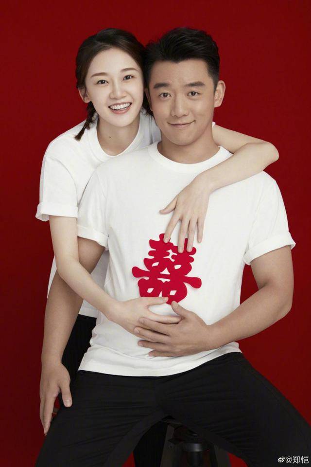 郑恺苗苗官宣结婚！晒甜蜜领证照，苗苗摸肚子
