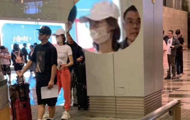 苗苗郑恺官宣结婚，晒照疑双喜临门，塑料兄弟