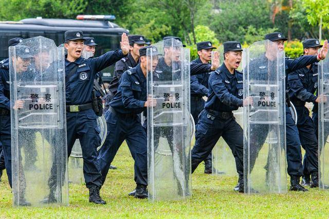 燃!梅州公安特警雨中展雄姿