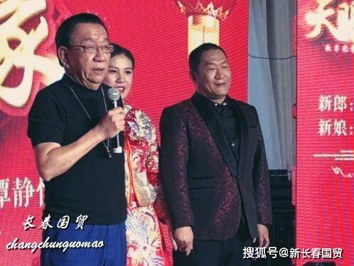 57岁歌手谢东的1岁儿子曝光，胖嘟嘟十分可爱，