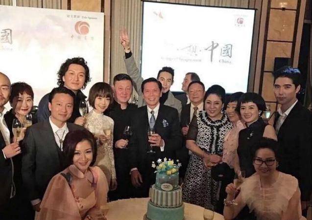 阿云嘎与鲁豫多次撞东西，疑似在一起？
