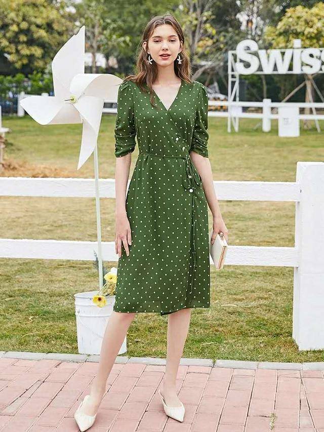 绿色波点v领连衣裙搭配浅色尖头高跟鞋,优雅又好看,这样的搭配非常