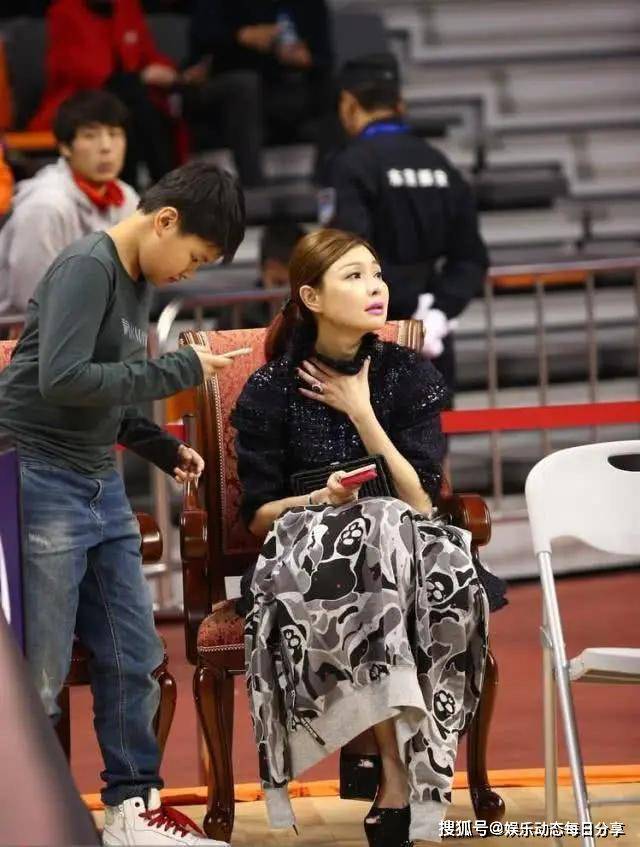 她是cba最美女老板,年近四十仍秀色可餐,身价数十亿