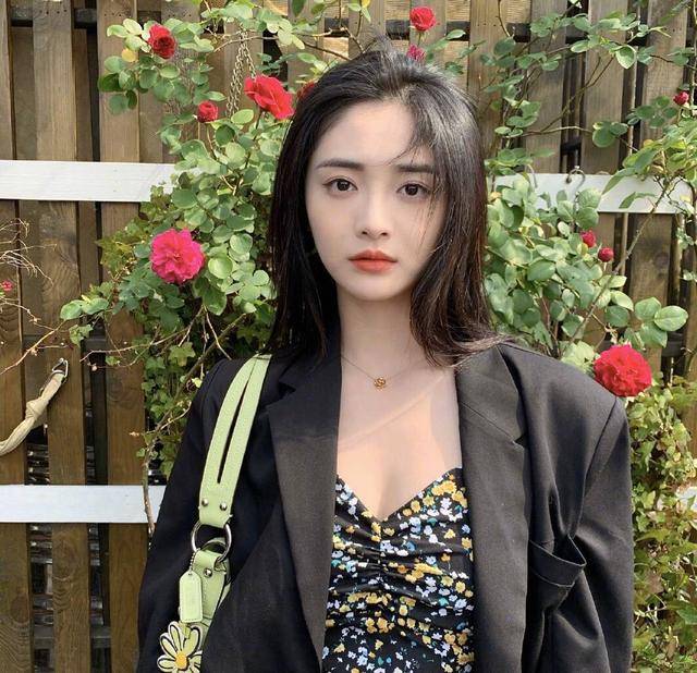 上衣针织上衣搭配珍珠耳环,21岁也很温柔气质“元气少女”周洁琼