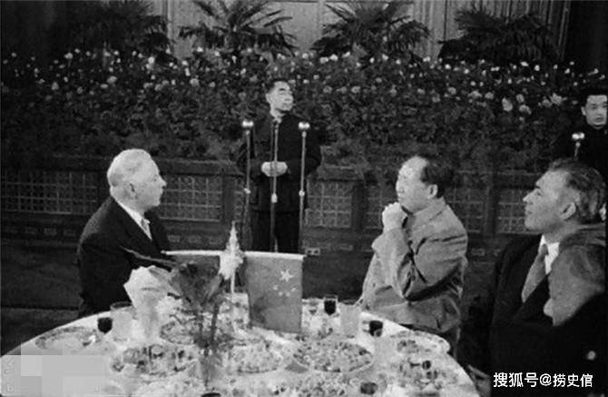 1957年，毛主席在怀仁堂宴请伏罗希洛夫