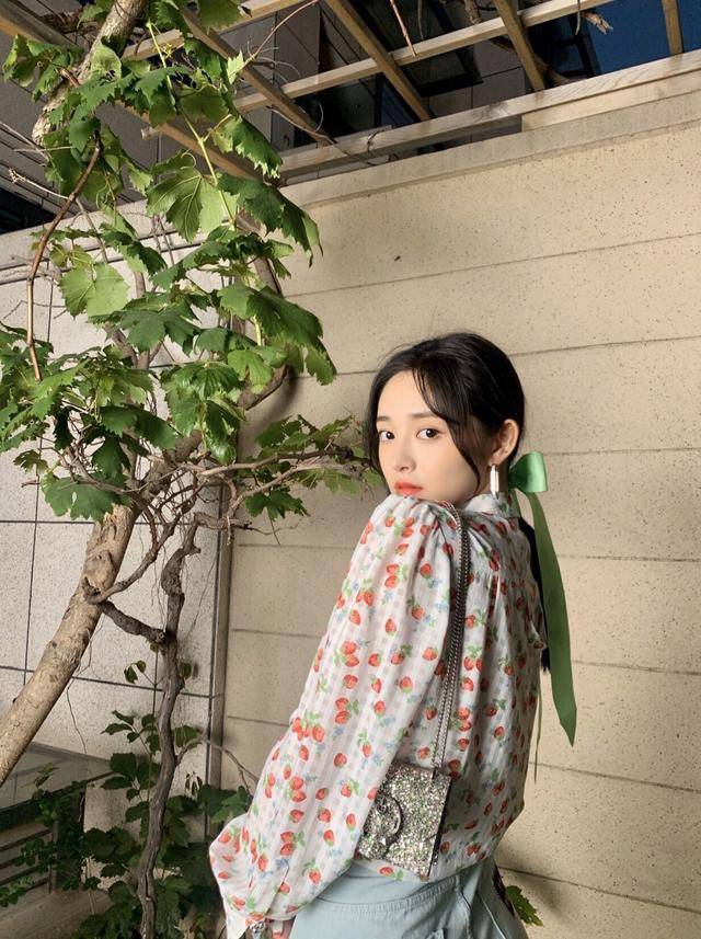 上衣针织上衣搭配珍珠耳环,21岁也很温柔气质“元气少女”周洁琼