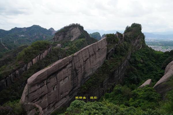 原创福建龙岩新中国旅——游"客家神山",新视角巡冠豸山