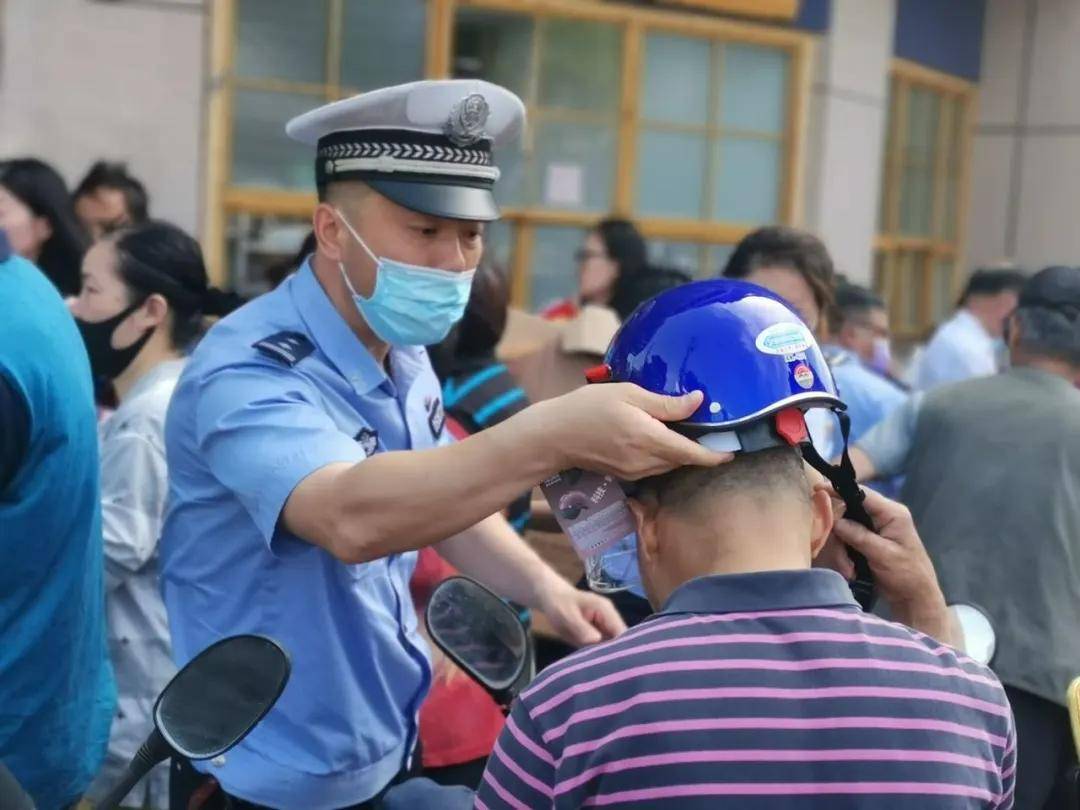 经开区公安分局交警大队负责人俞小平说"现在头盔涨价太厉害了,我们