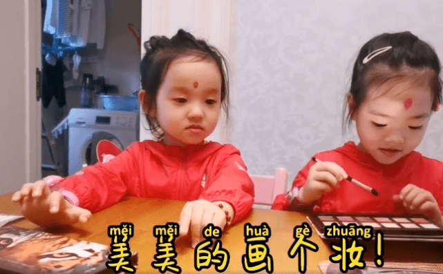 杨威■3岁欢欢学哥哥说话被绕晕，杨阳洋四肢修长超抢镜杨威晒仨孩子