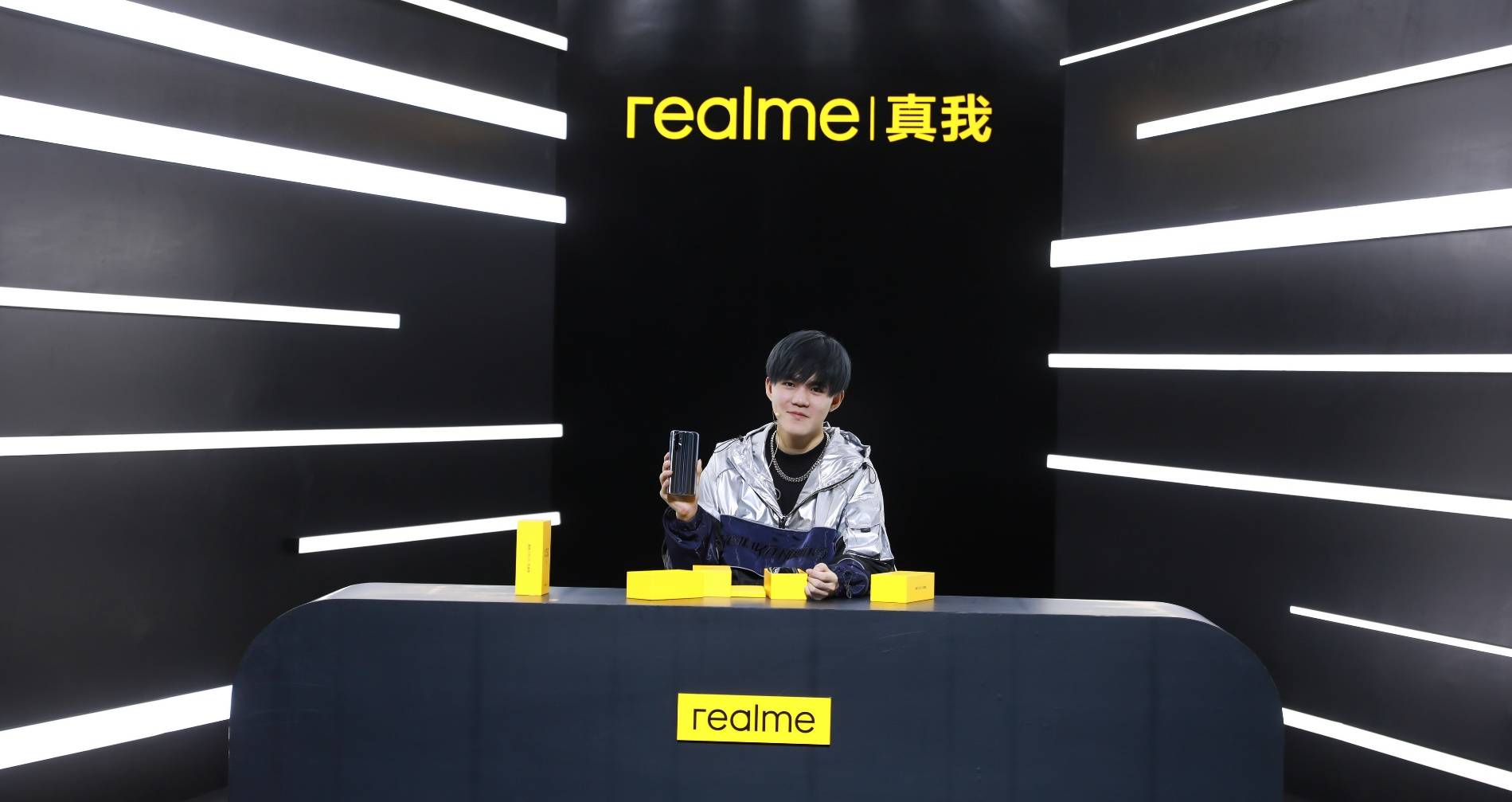 《全球用户数超3500万 realme真我X50 Pro玩家版等八款潮玩新品亮相》