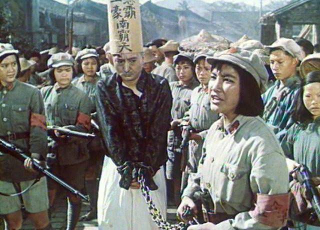 1947年,陈强去部队表演《白毛女》,饰演黄世仁,一个欺男霸女,无恶不