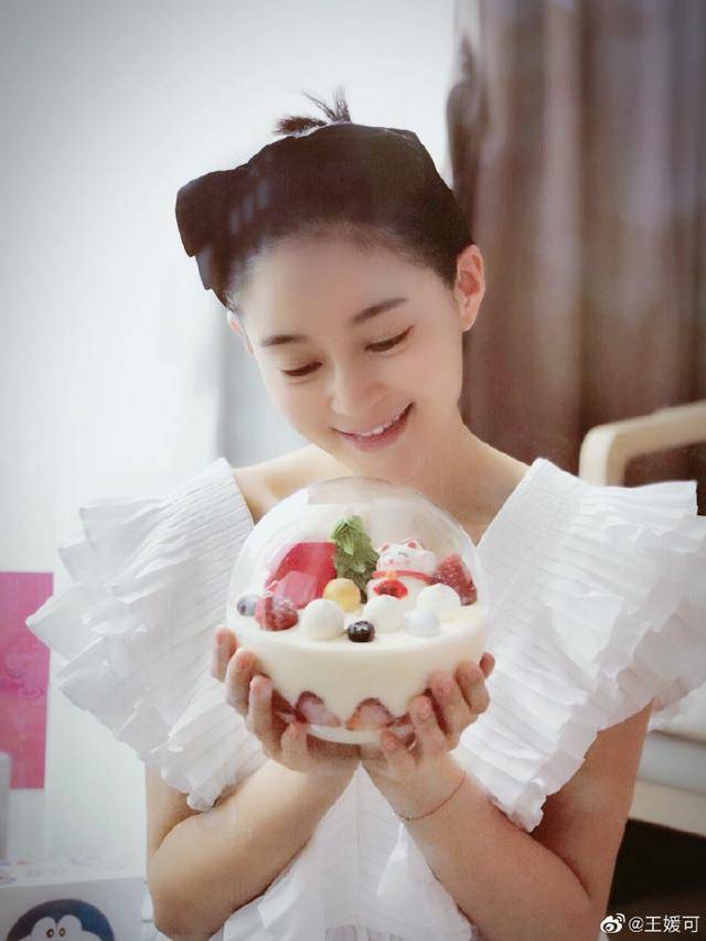 看到王媛可素颜照才知道女星精修图这么夸张年龄差太多了