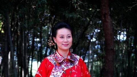 年轻时徐幸面若银盘双目有神,鹰钩鼻很有特色,发质蓬松,整个人透着