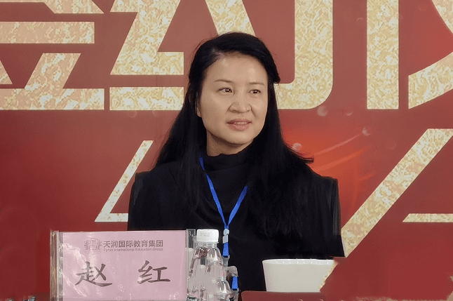 覃毅健总裁首先对天润国际教育集团一行的到来表示热烈的欢迎.