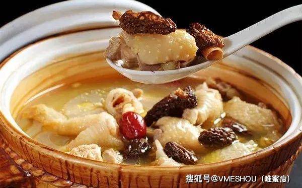 鸡肉的脂肪含量低，是不会长胖的。喜欢喝汤的朋友可以用这种方法瘦身。