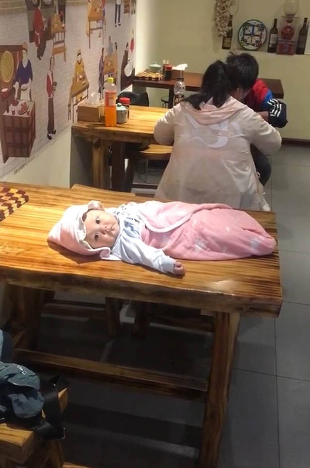 [餐馆老板]将宝宝摆在身后餐桌上，餐馆老板看了无法淡定年轻爸妈餐馆吃饭