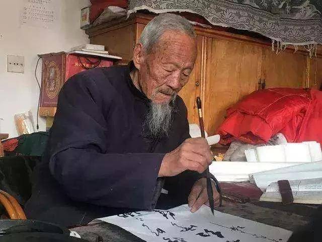挥毫勾勒的多样书画作品,在具有晚唐徽派建筑风格的通渭悦心国际书画