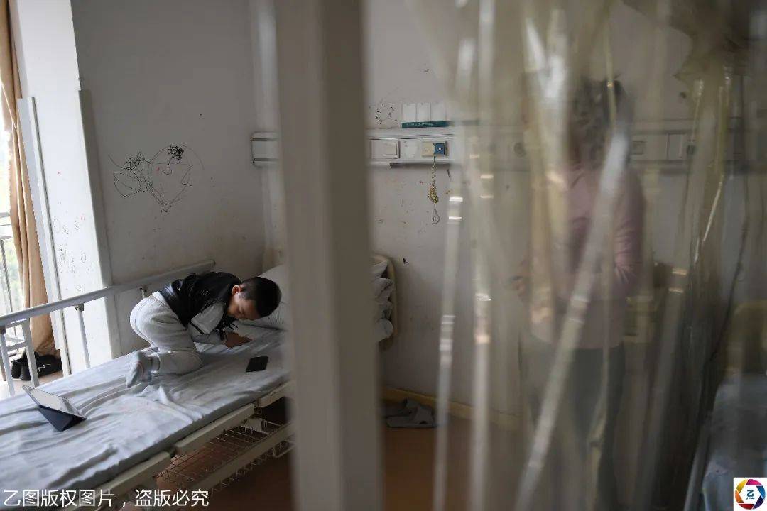 弟弟患病,两个姐姐要外出打工挣钱,被赶回来