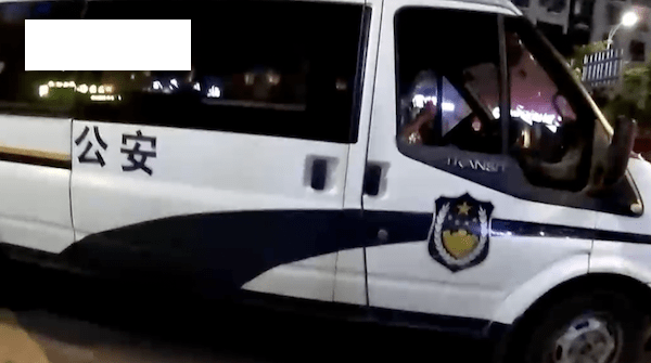 交警处罚外卖小哥送餐后，陪同外卖小哥将剩下的外卖送到客户惹争议！