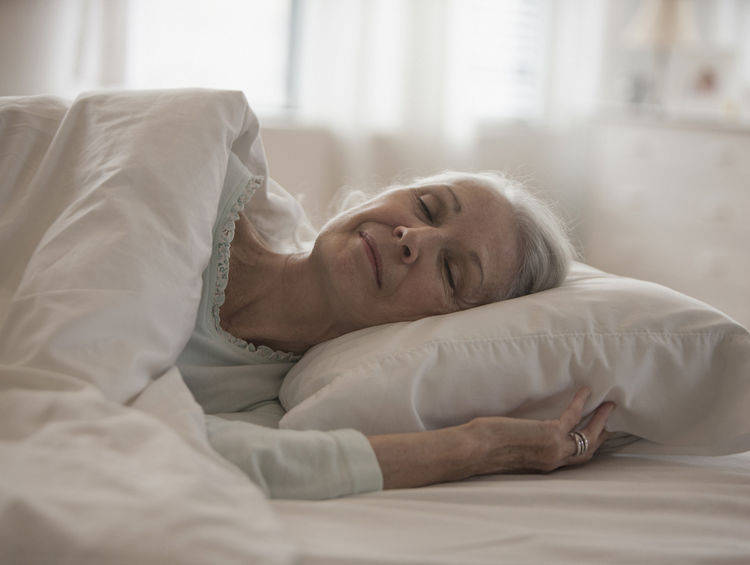 中老年人每天睡觉超9小时更易患痴呆?医生:2种睡姿的确害人不浅