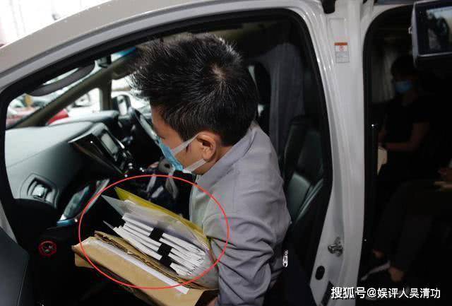 遗产争夺战开始了？何鸿燊二房携文件离开医院