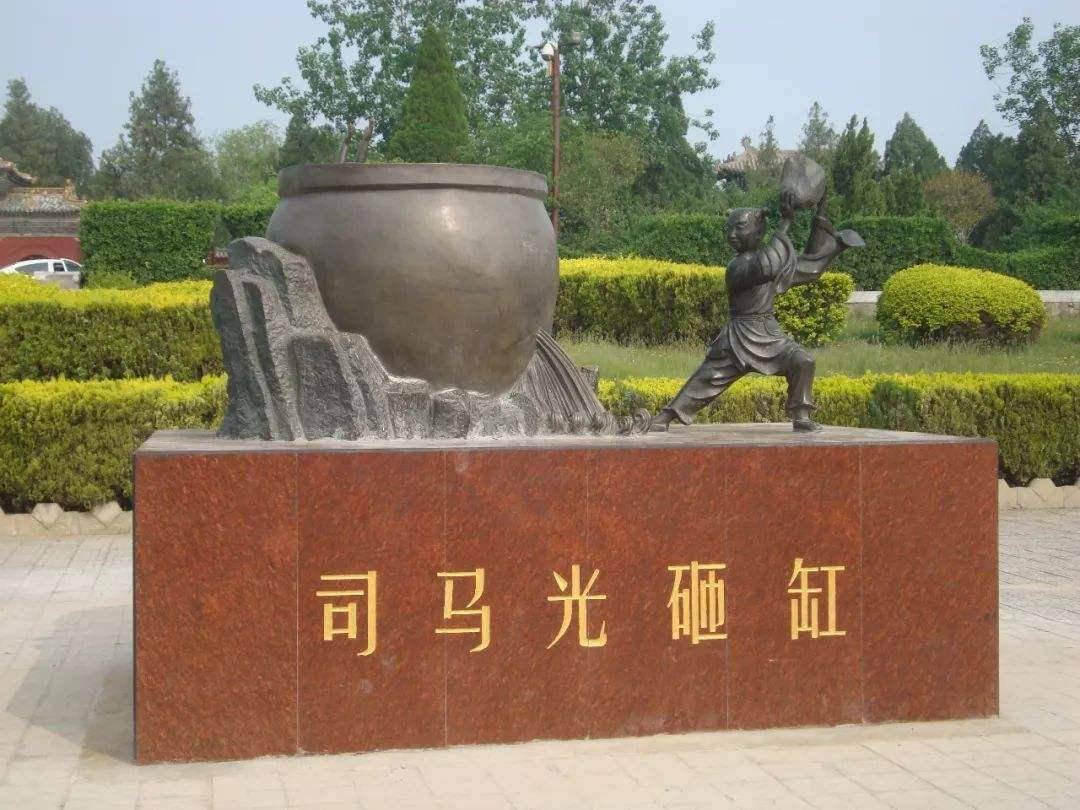 司马光砸缸救出的孩童,为报答救命之恩建感恩亭,事迹写入族谱