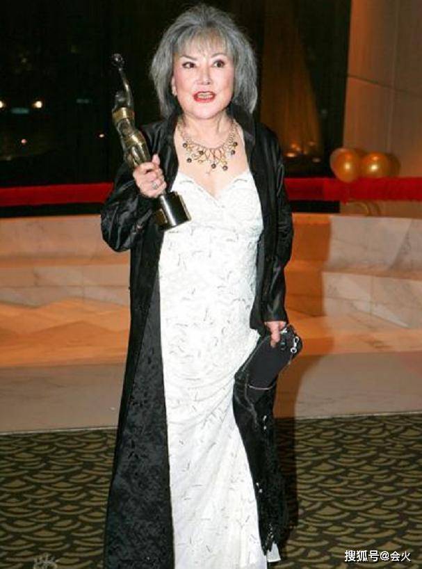 曾以瓜子脸著称，后因60元整容针险丧命，影后近