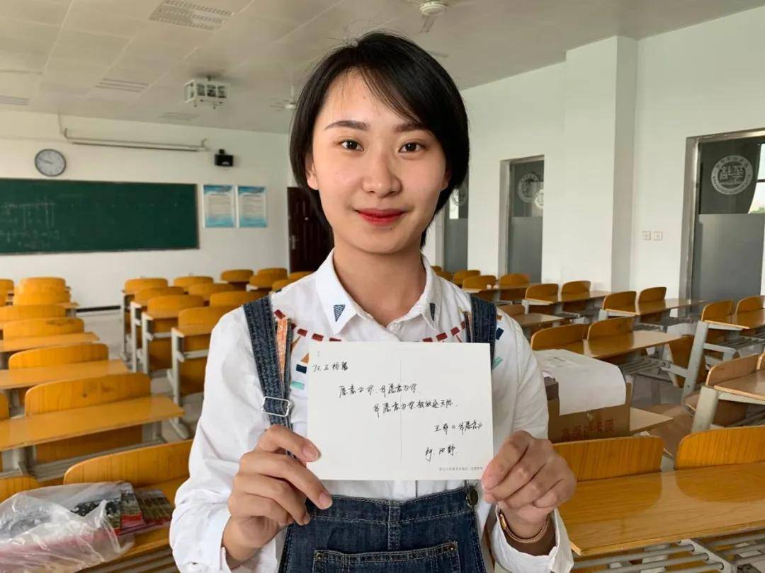 西安培华学院辅导员为204名毕业生写明信片上热搜