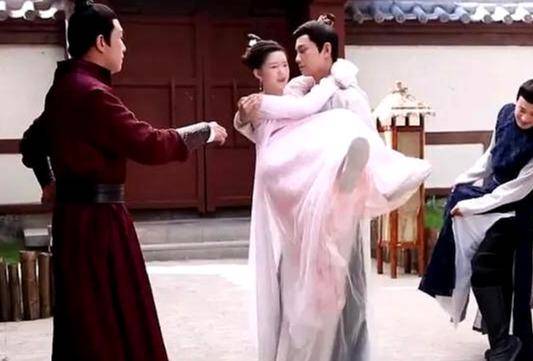 公主抱意外 748ad168913e4017a8515496083aaccd.jpeg