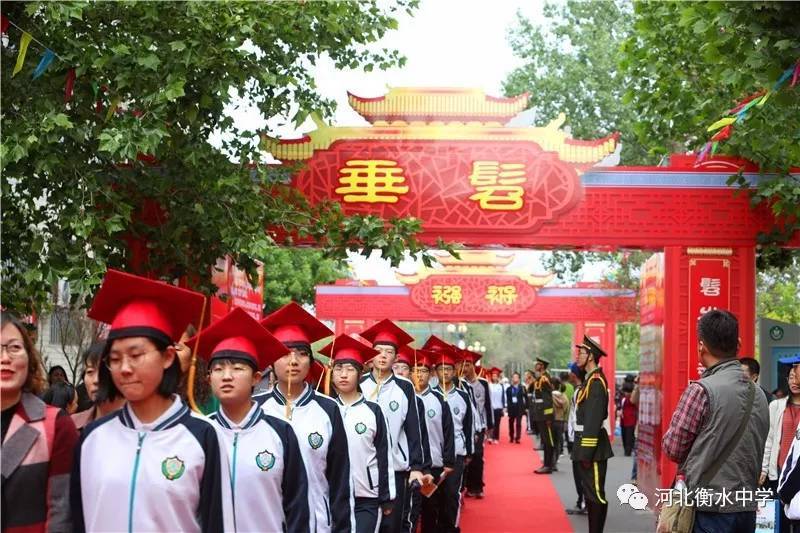 衡水中学举办成人礼！父亲的一张照片让无数高中生泪奔...
