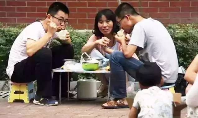 衡水中学举办成人礼！父亲的一张照片让无数高中生泪奔...