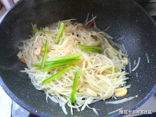 如何炒土豆丝不会粘锅 a8bc5b71fb39455caac91850b426f832.jpeg