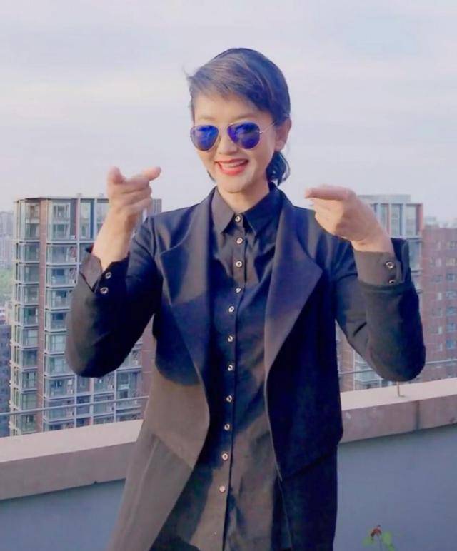 方琼晒儿子照片，儿子已经16岁了，母子的相处看起来很温馨