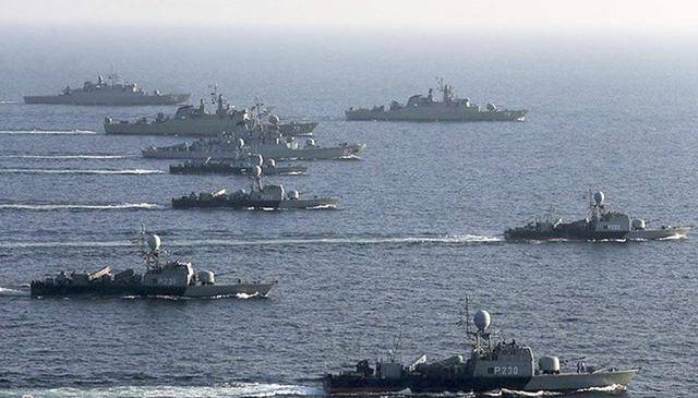 这才是美国真正对手，大批舰机闯入海峡开火，