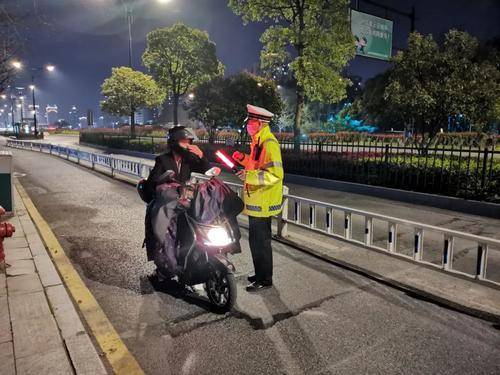 电动车新规正式实施,为什么交警严抓超标电动车?