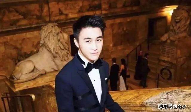 「前脚」何猷君前脚刚晒照悼念父亲,后脚改身份认证?赌王过世仅3天