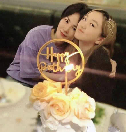王菲为李嫣庆祝14岁生日，和妈妈站在一起像姐妹_李亚鹏
