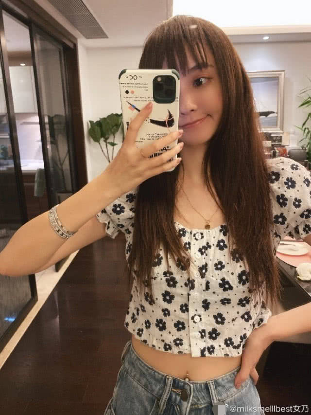 夫人■暗搓搓的小心思太明显杠上了?张大奕疑似再次模仿总裁夫人穿搭