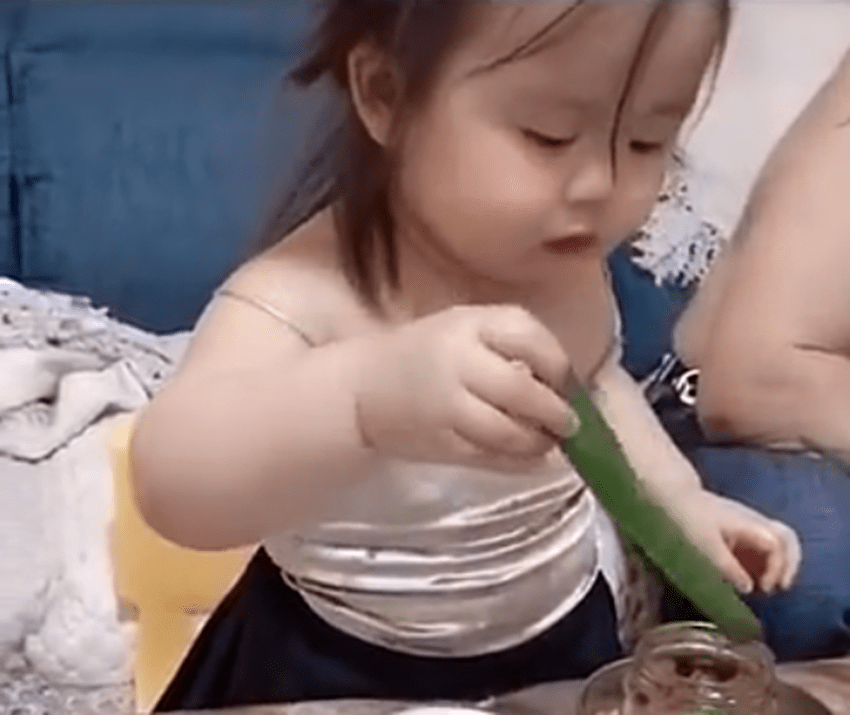 原创萌娃津津有味地吃大葱蘸酱引热评，网友：这吃法少不了爸爸神助攻