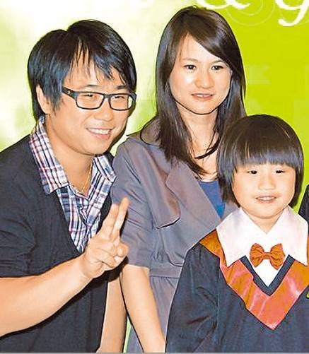 小彬彬的第一任妻子叫黄美玲,两人婚后生下了两个儿子,一个是小小彬