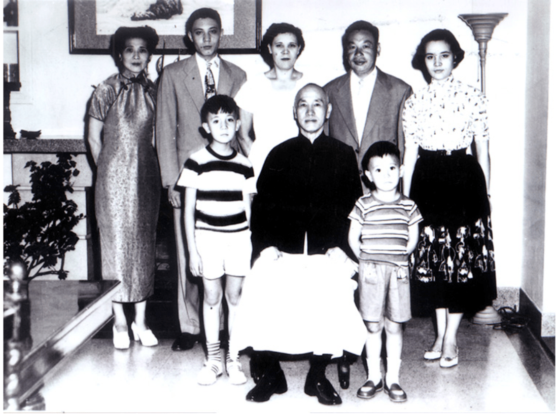 故事传记|1935年蒋经国结婚时，他毕恭毕敬向斯大林画像三鞠躬