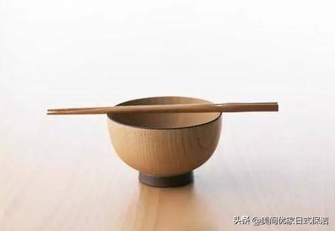 金属的碗特点有哪些(金属塑料木头陶瓷四种餐具的特点？)  第1张