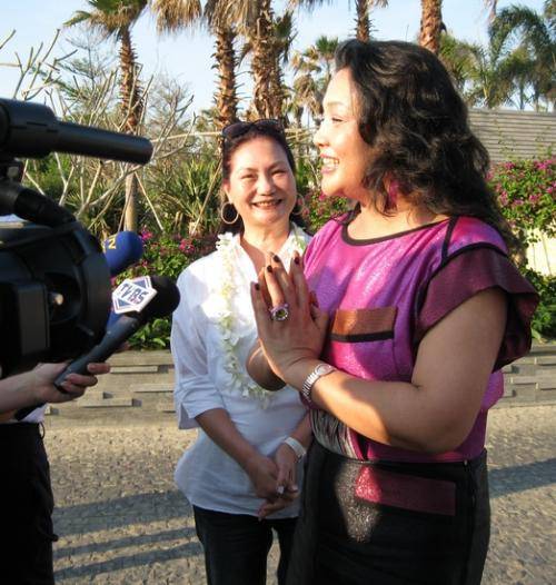 显得但她不遮掩还化浓妆，美的依旧大气优雅！大S婆婆张兰的确很胖