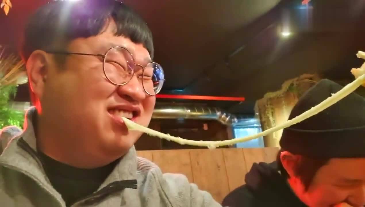 韩国吃货胖子,和朋友吃30个芝士热狗棒,能吃完吗