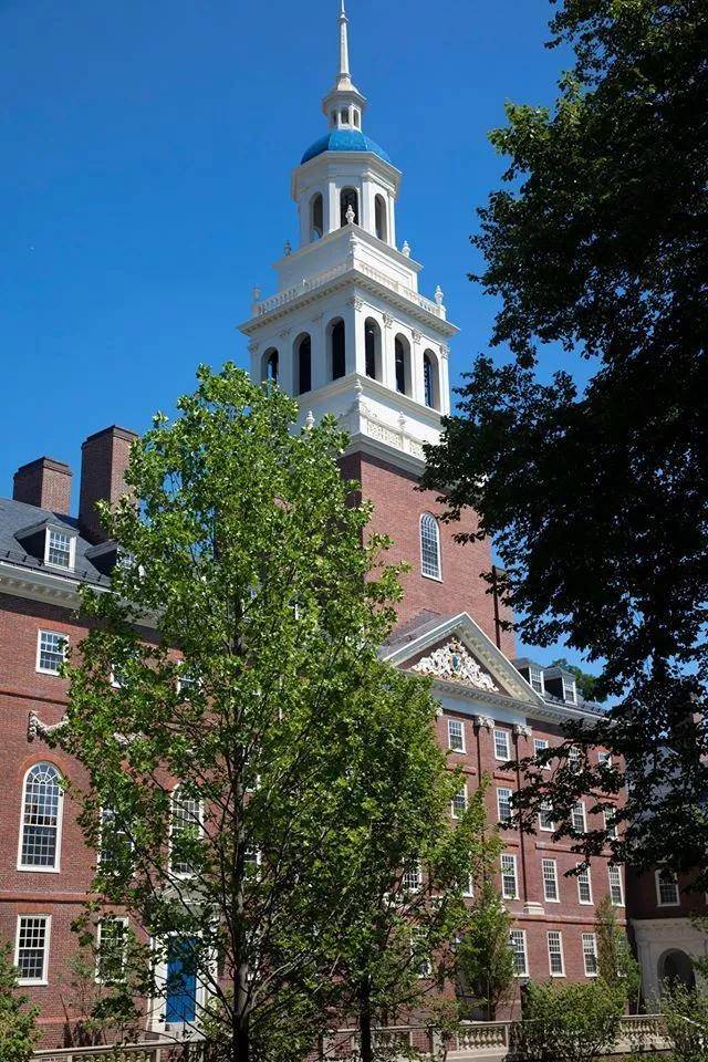 本期我们将目光锁定在美国本土历史最悠久的高等学府——哈佛大学