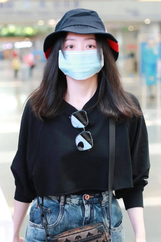 牛仔裤时髦亲切太接地气张靓颖瘦了好多！黑色T恤配牛仔裤走机场