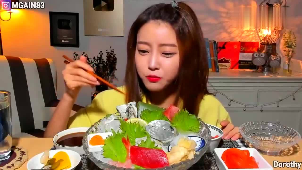 韩国吃播小姐姐,吃金枪鱼鲑鱼和螃蟹寿司拼盘,皮肤真好啊