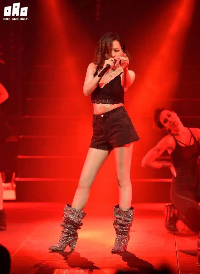 牛仔裤时髦亲切太接地气张靓颖瘦了好多！黑色T恤配牛仔裤走机场